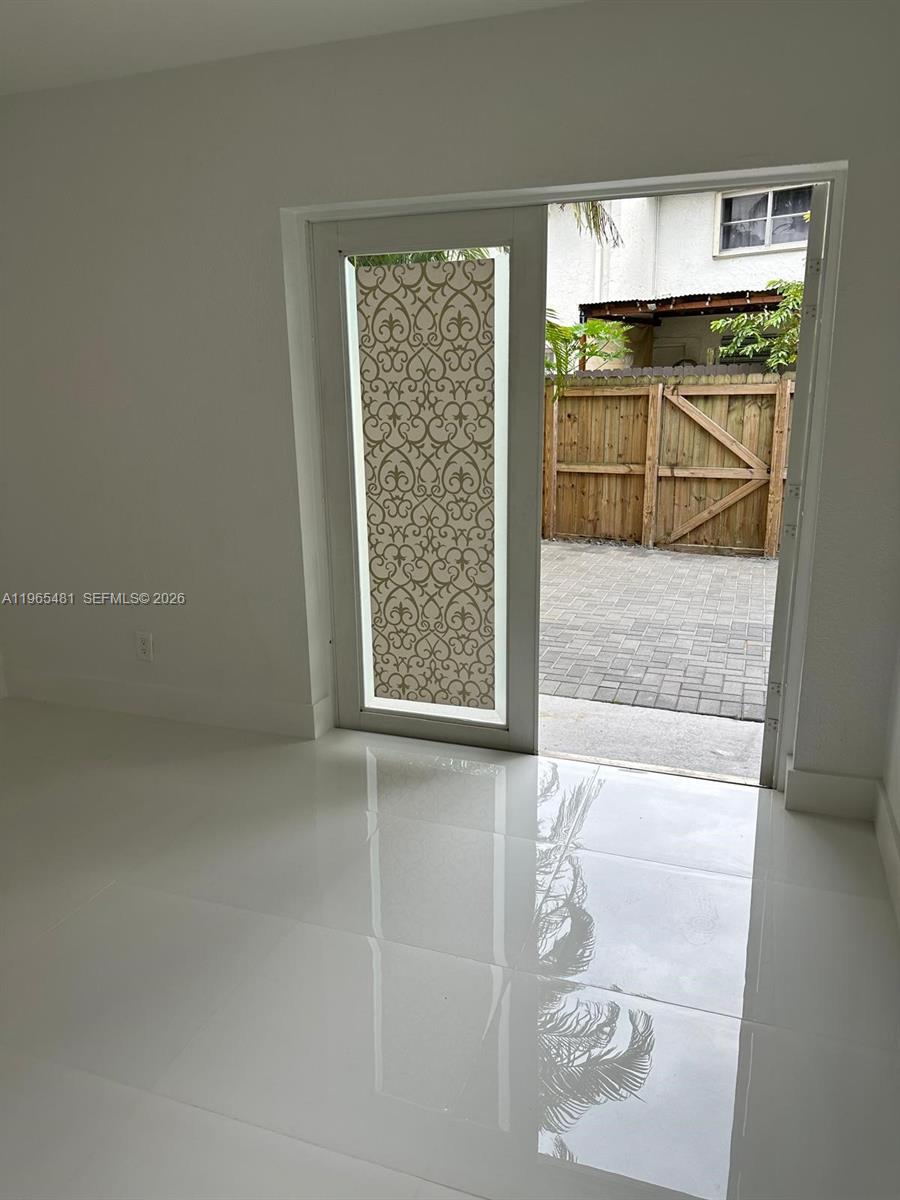 SNAPPER CREEK TOWNHOUSES - Residential