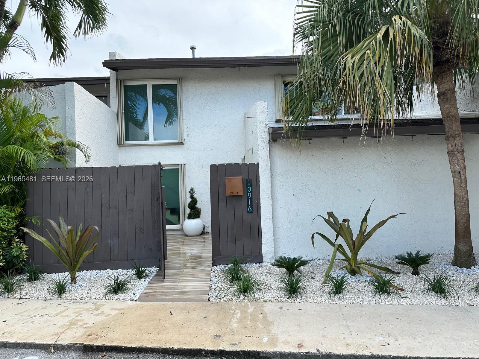 SNAPPER CREEK TOWNHOUSES - Residential