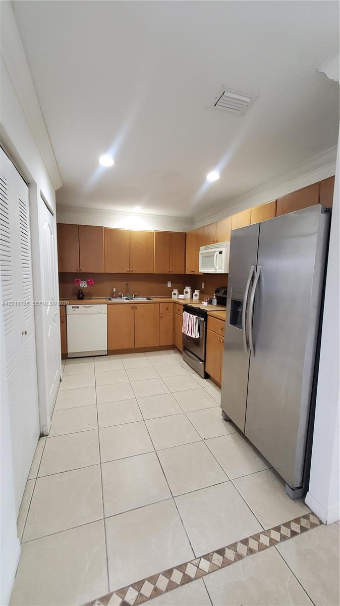 IBIS VILLAS AT DORAL COND - Residential Lease