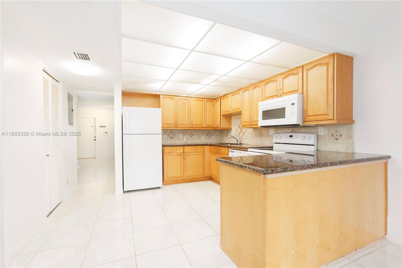 VILLAGE TOWNHOUSES JACARA - Residential