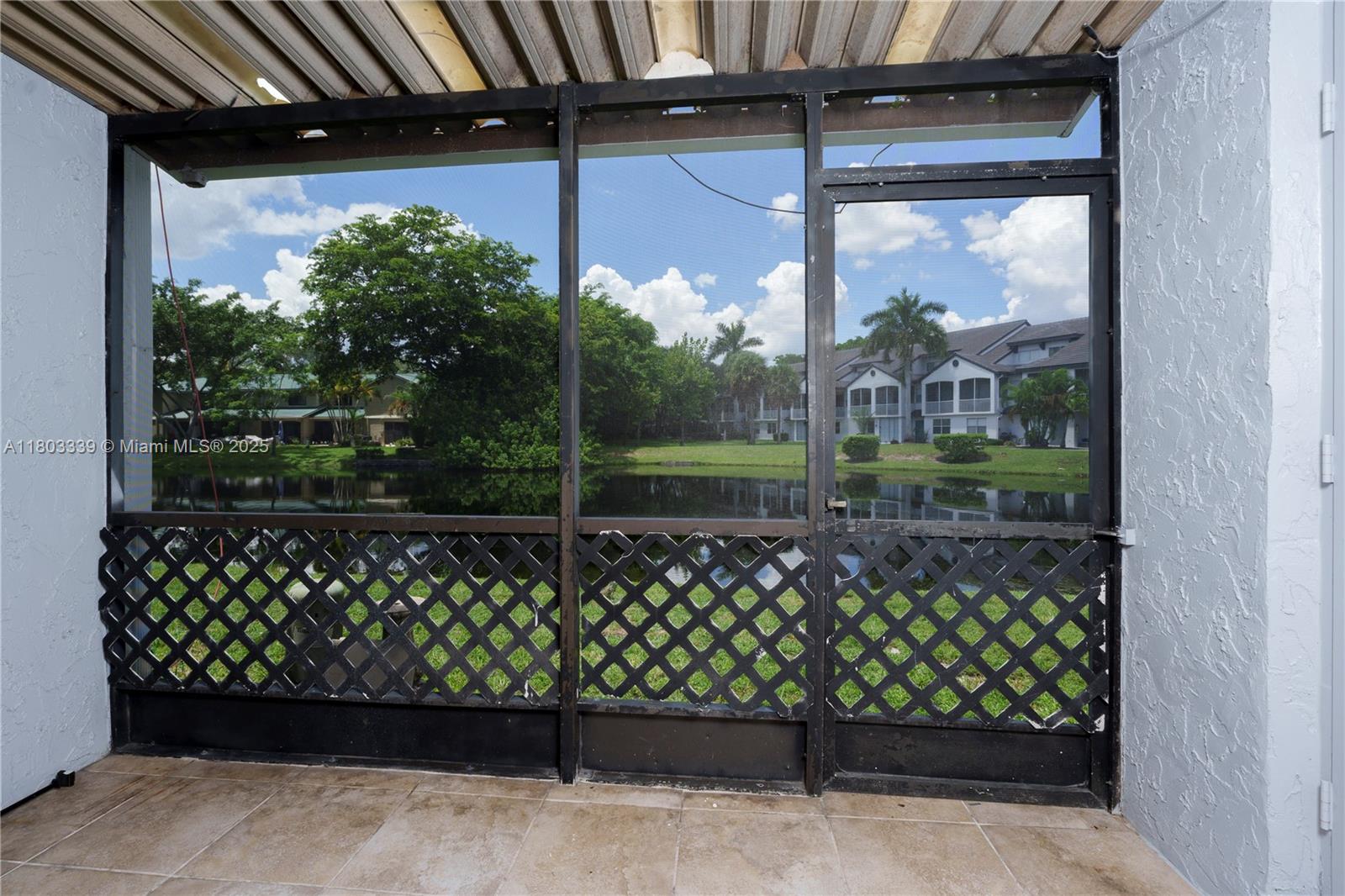 VILLAGE TOWNHOUSES JACARA - Residential