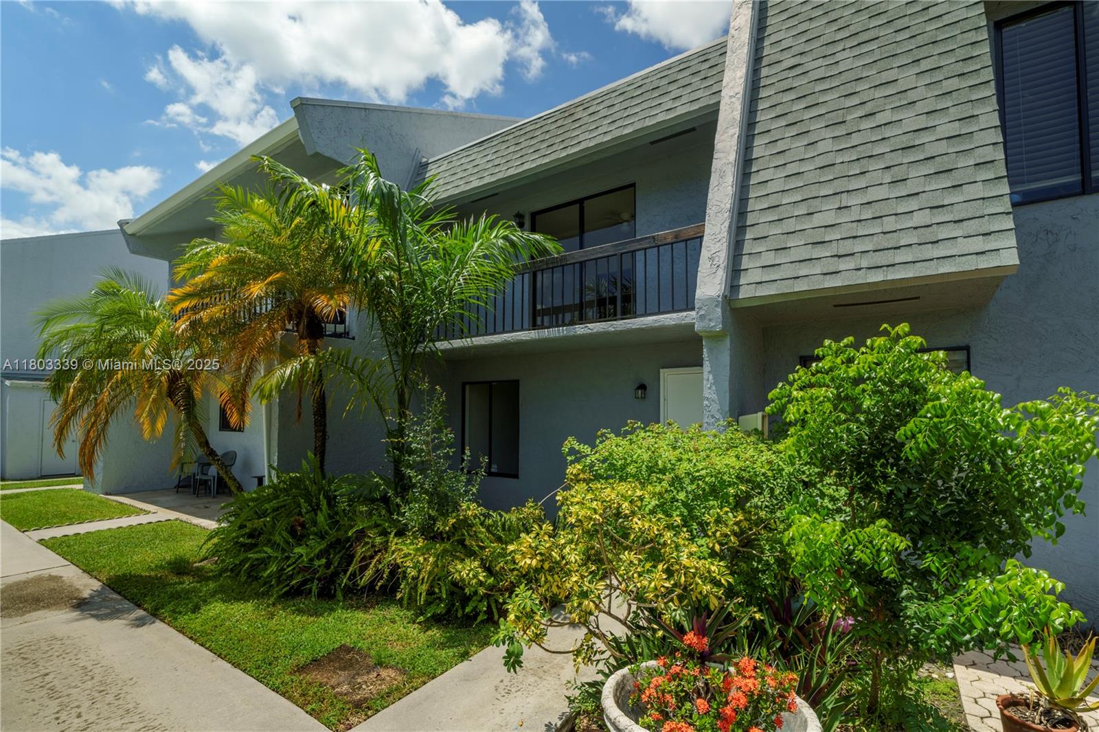 VILLAGE TOWNHOUSES JACARA - Residential