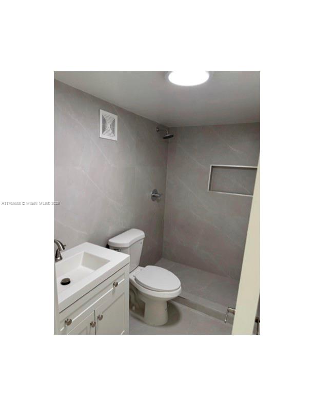 Fully renovated ground floor condo with new kitchen, new bathroom, new flooring throughout the apartment,
freshly painted and ready to move-in.
