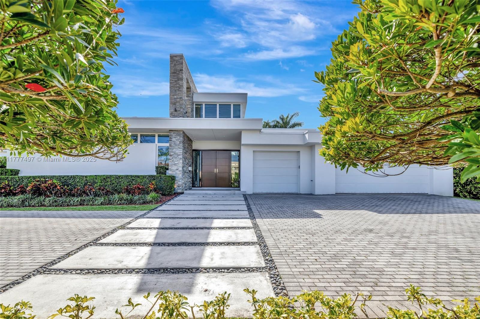 907 Diplomat Pkwy