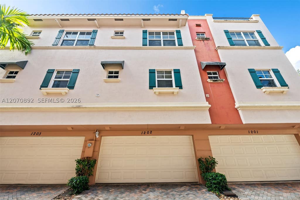 Photo of 1033 NE 17th Way #1202, Fort Lauderdale, FL 33304 (MLS # A12070892)