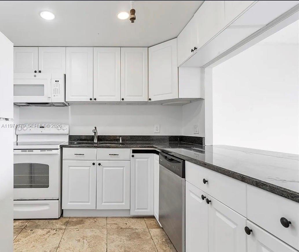 GREENWICH PH I CONDO - Residential Lease