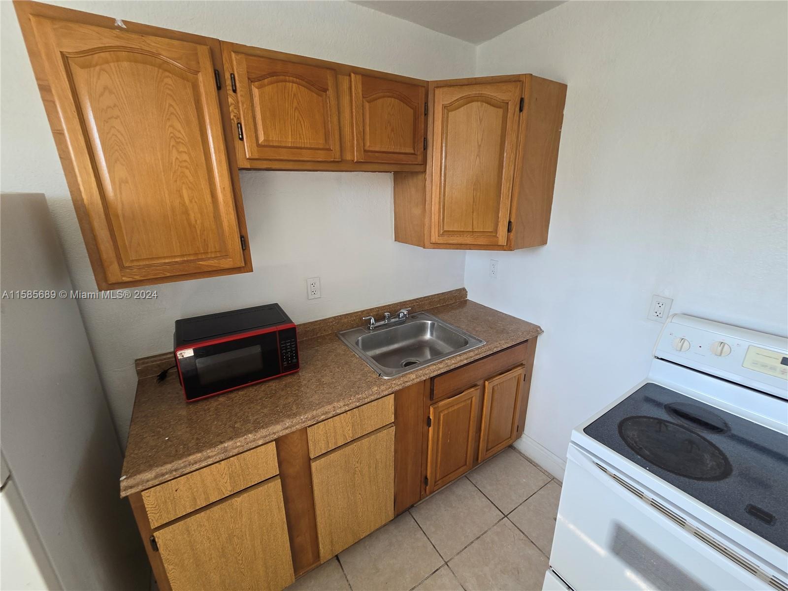 Perfect Location!!!!  APARTMENT 1 bed/1 bath on the third floor. Close to downtown Brickell and easy access to I-95, 1.0 mile from Miami Dade College. Just painted. There is NO parking space available. PETS are not allowed. Laundry Room available in the building. Ready to move into. Easy to show. Please must use the Showing time for an appointment. Tenant pays electricity