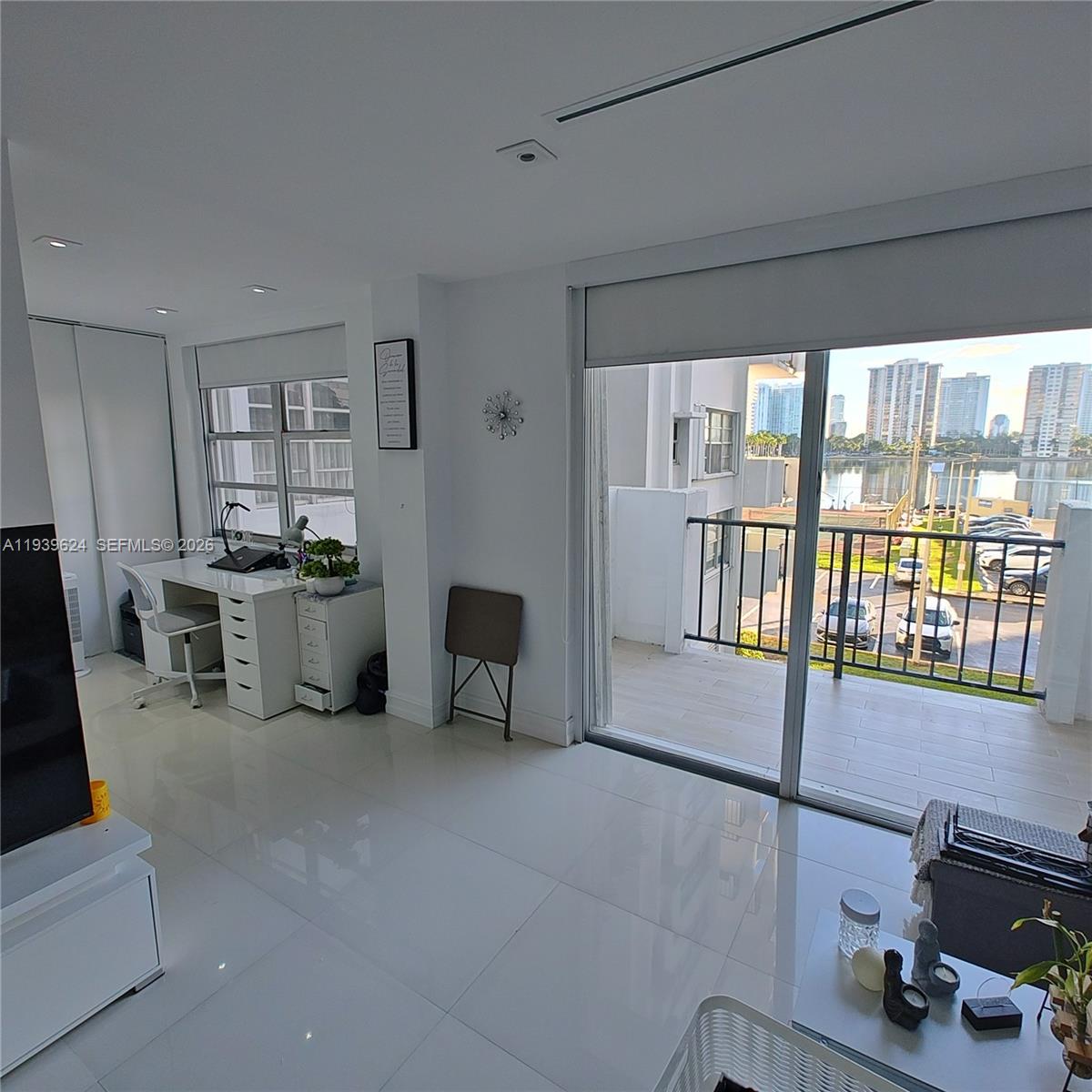 COMMODORE PLAZA CONDO - Residential