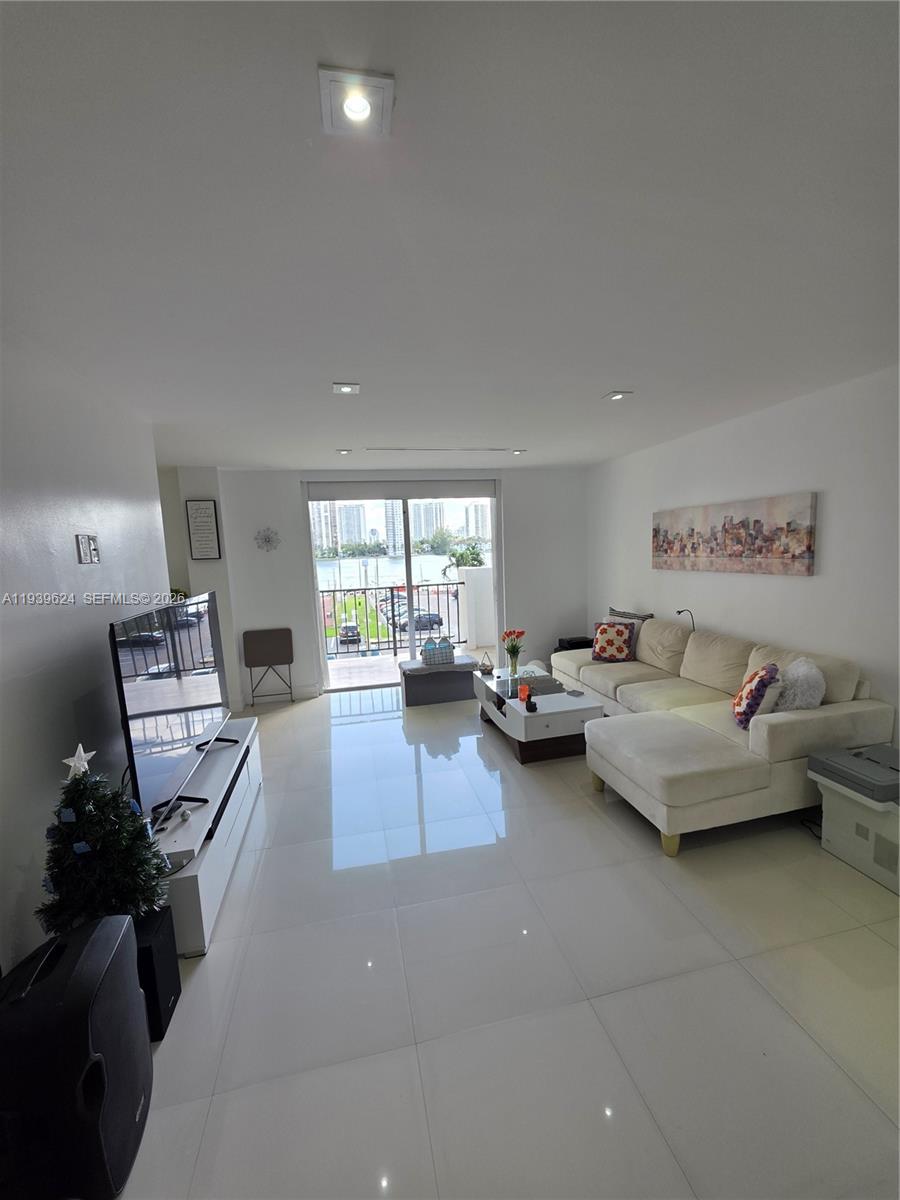 COMMODORE PLAZA CONDO - Residential