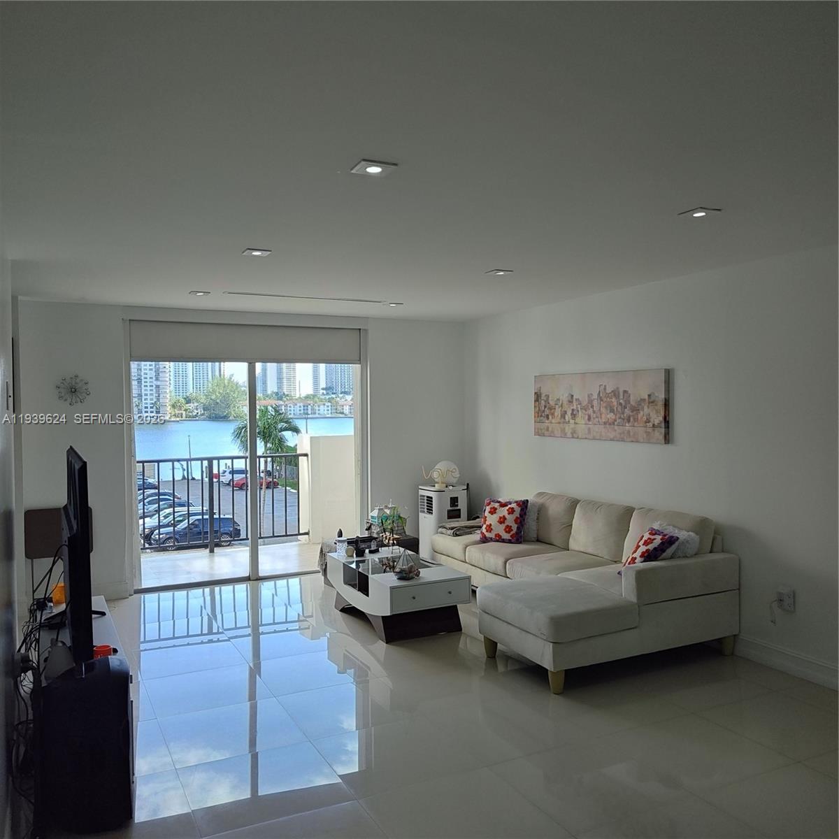 COMMODORE PLAZA CONDO - Residential