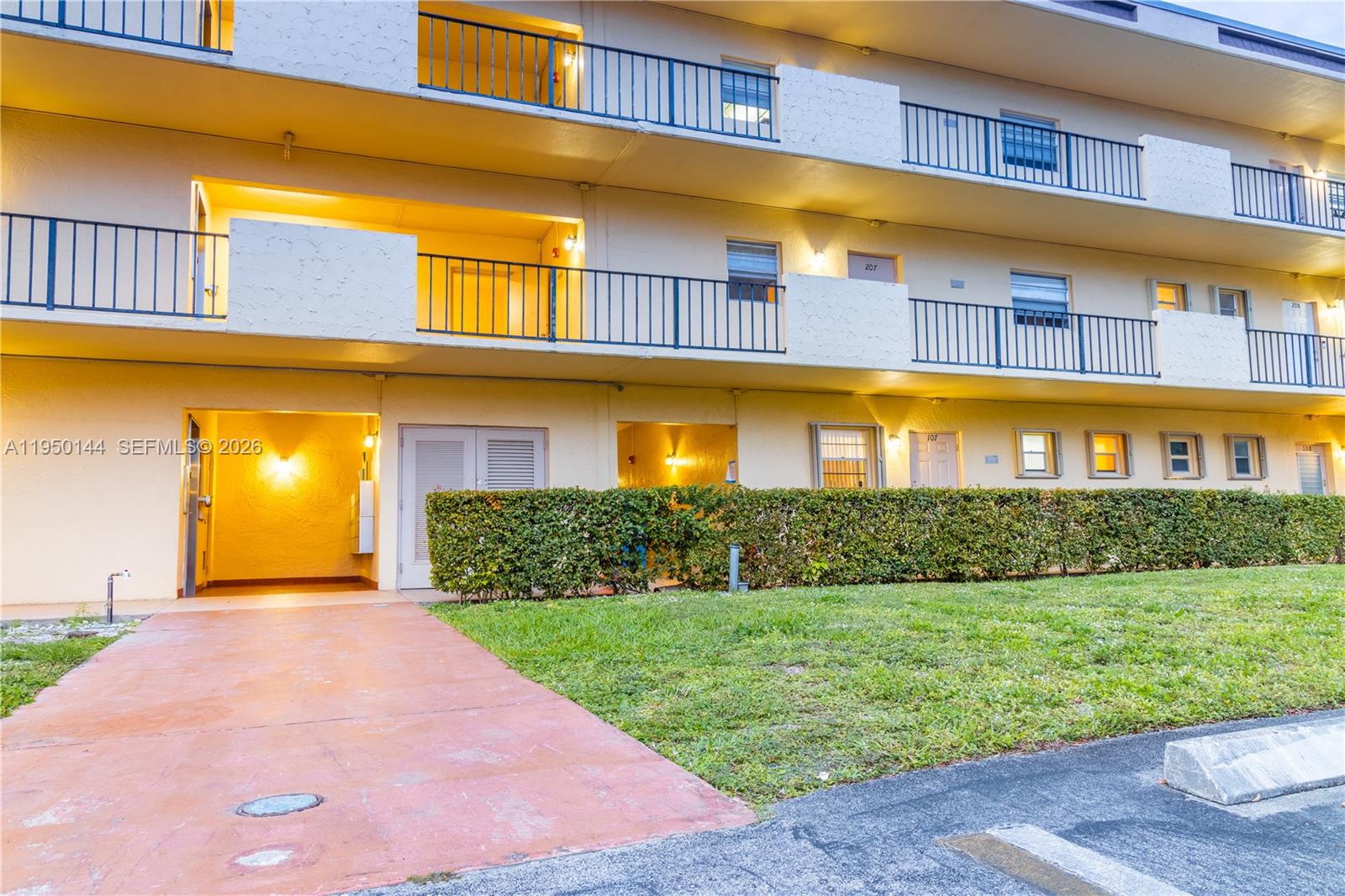 CAMBRIDGE HOUSE WEST - Residential