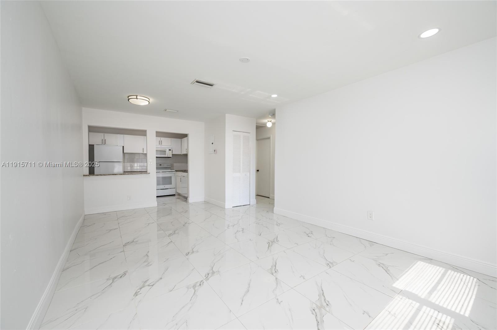 RAMBLEWOOD EAST CONDO - Residential