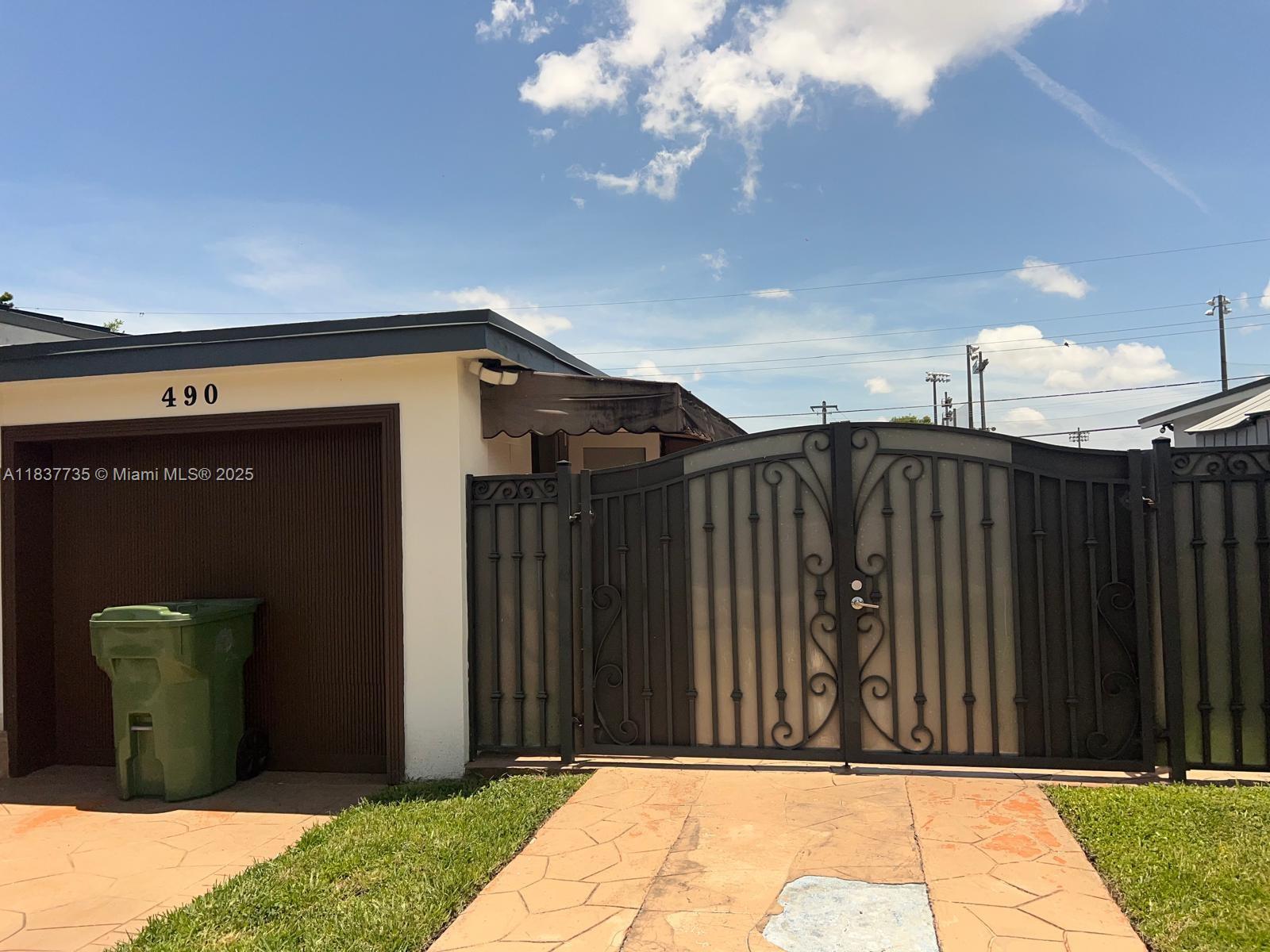 Welcome to this charming spacious one bedroom efficiency in the heart of Hialeah. With water, electricity, wifi,
included in the rent, with 2 parking spots, fast approval. You can enjoy a quiet and comfortable living experience, don't miss this opportunity to live in a prime location.