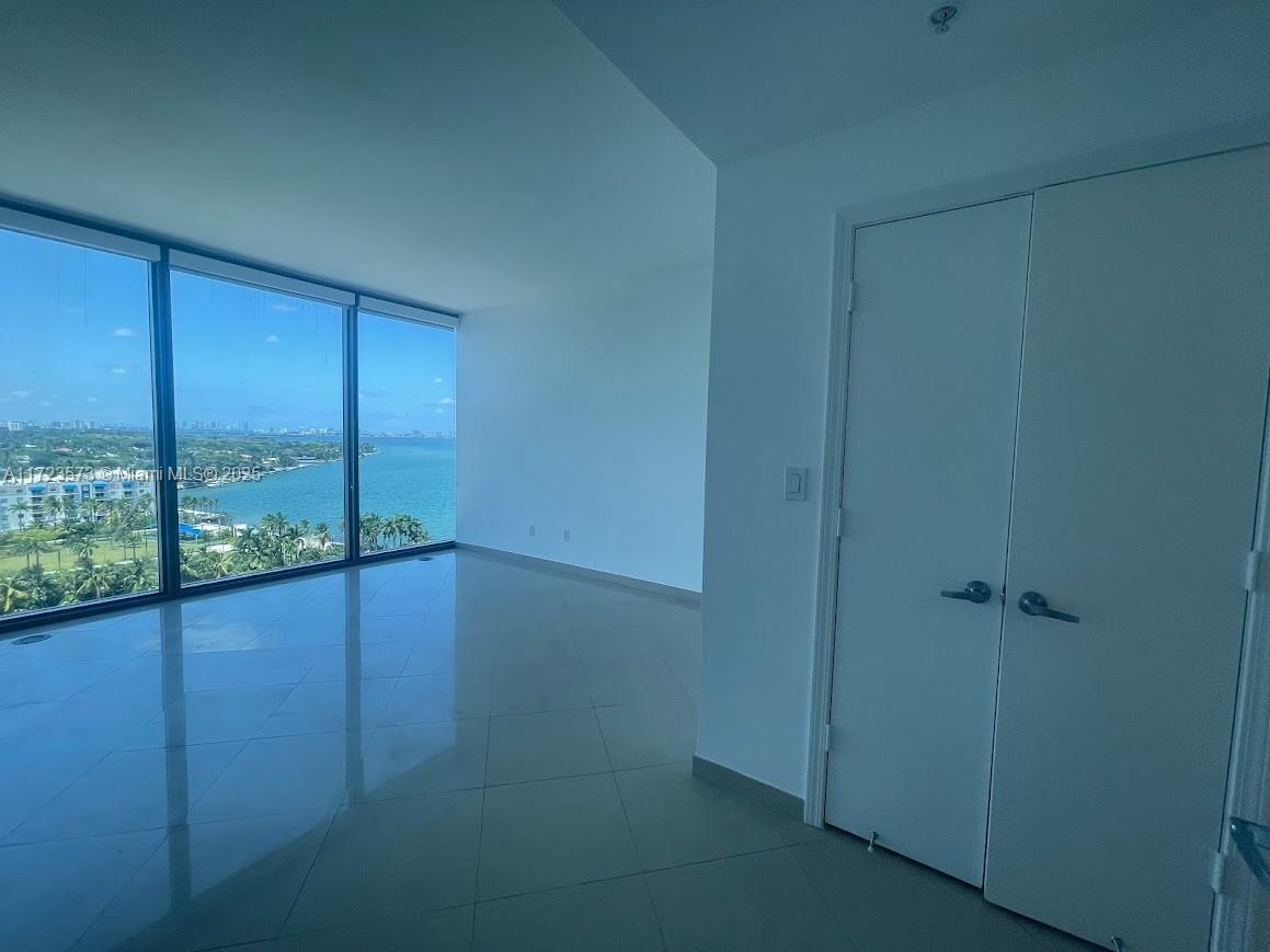 BLUE CONDO - Residential