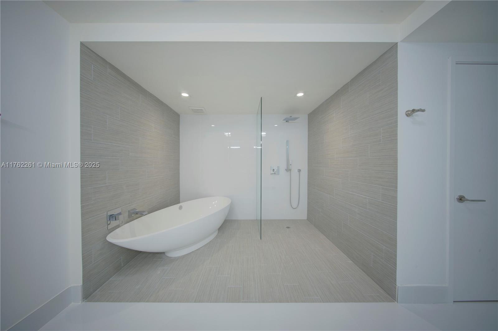 PARQUE TOWERS CONDO - Residential