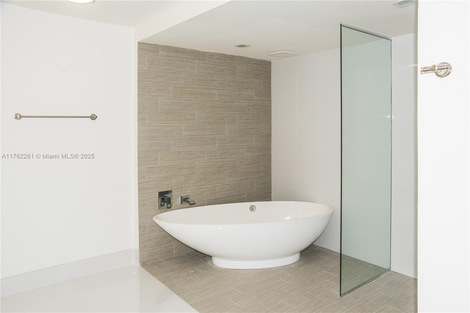 PARQUE TOWERS CONDO - Residential