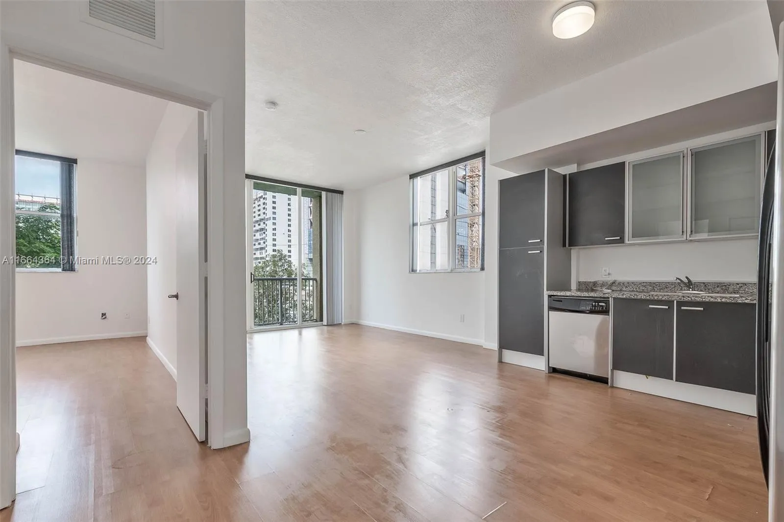 Miami, Florida 33136, United States, 1 Bedroom Bedrooms, ,1 BathroomBathrooms,Residential,Pending,42469