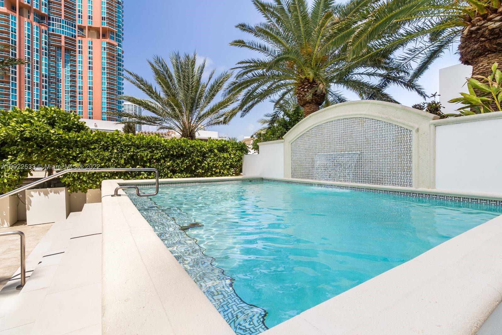 CONTINUUM ON SOUTH BEACH - Residential