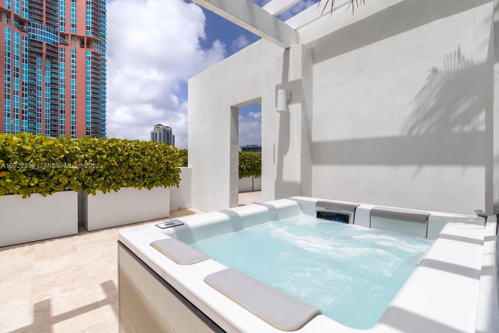 CONTINUUM ON SOUTH BEACH - Residential