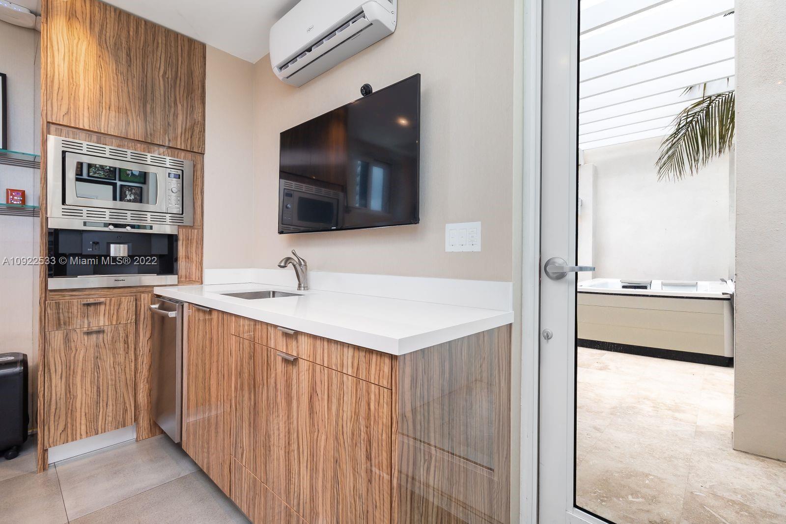 CONTINUUM ON SOUTH BEACH - Residential