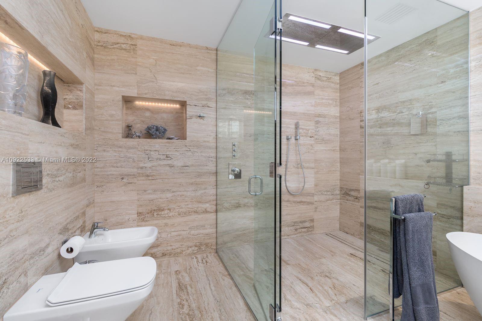 CONTINUUM ON SOUTH BEACH - Residential