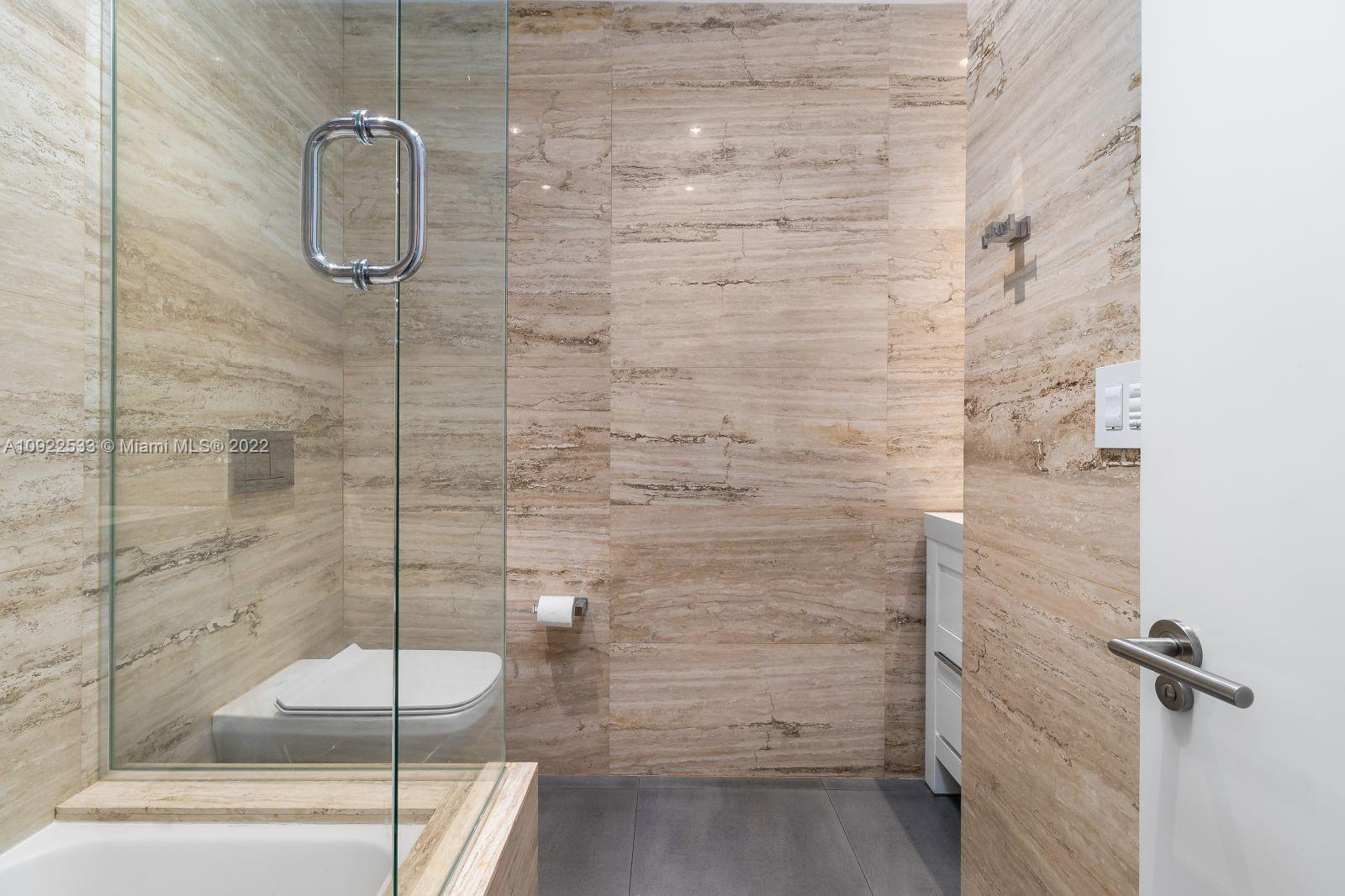 CONTINUUM ON SOUTH BEACH - Residential