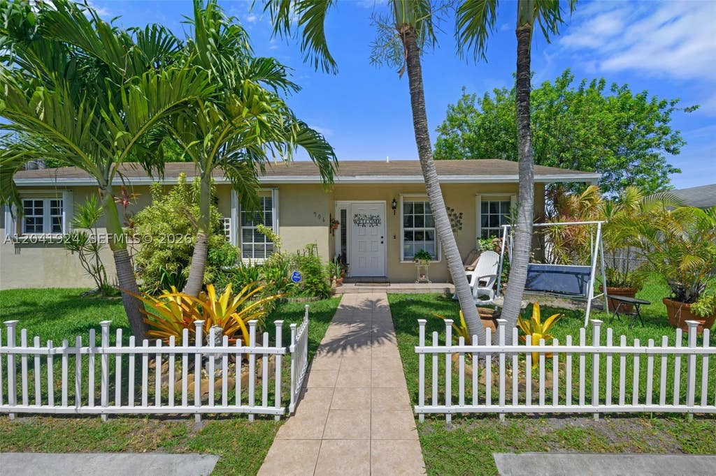 Photo of 906 SW 8th Ave, Hallandale Beach, FL 33009 (MLS # A12041924)