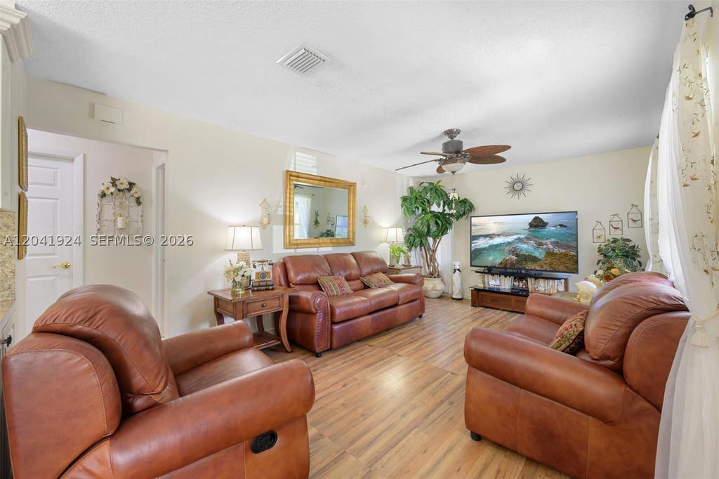 Photo of 906 SW 8th Ave, Hallandale Beach, FL 33009 (MLS # A12041924)