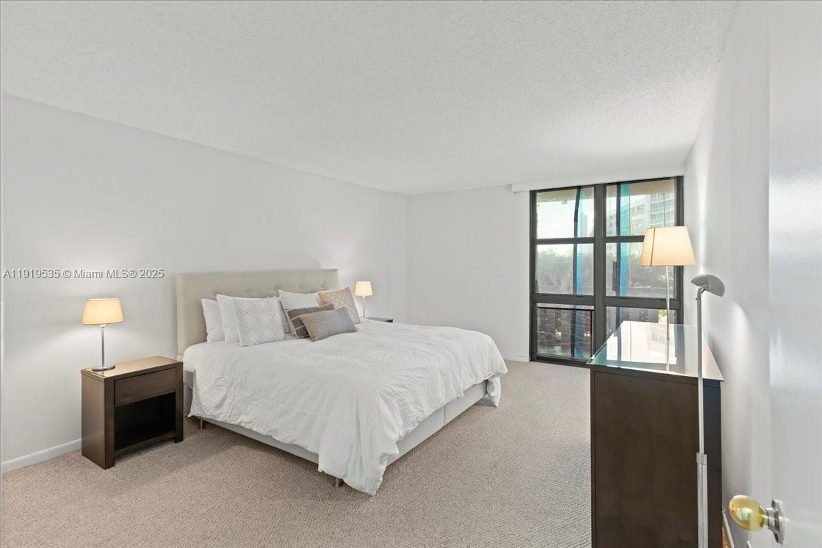 TOWERS OF KEY BISCAYNE - Residential