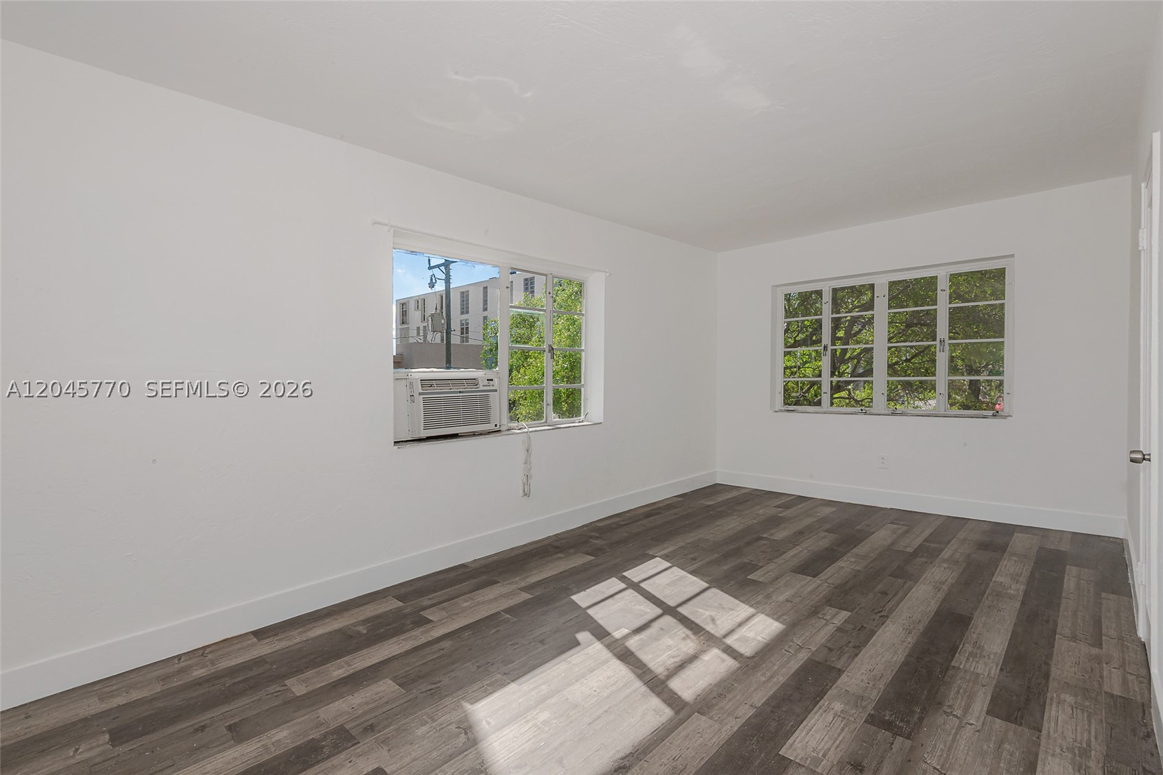 8340 Crespi Blvd 20