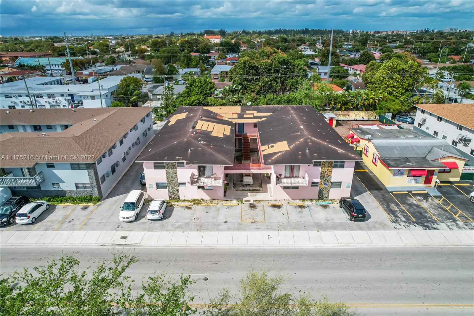 Main image without alt text