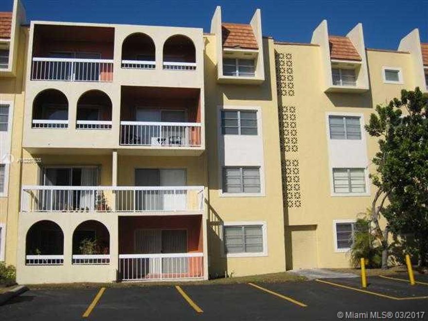 BEAUTIFULLY RENOVATED UNIT IN DESIRABLE KINGS CREEK.  NEW KITCHEN, NEW STAINLESS STEEL APPLIANCES, NEW TILE FLOORING, NEW BATHROOM!  PLENTY OF CLOSETS AND STORAGE SPACE.  LOADS OF PARKING.  AMENITIES INCLUDE: CLUBHOUSES, POOLS, TENNIS, RACQUETBALL, EXERCISE ROOM AND MORE!  COMMUNITY HAS ROVING SECURITY.  CONVENIENT LOCATION NEAR DADELAND, EXPRESSWAYS, METRORAIL AND HOSPITALS.  A MUST SEE!