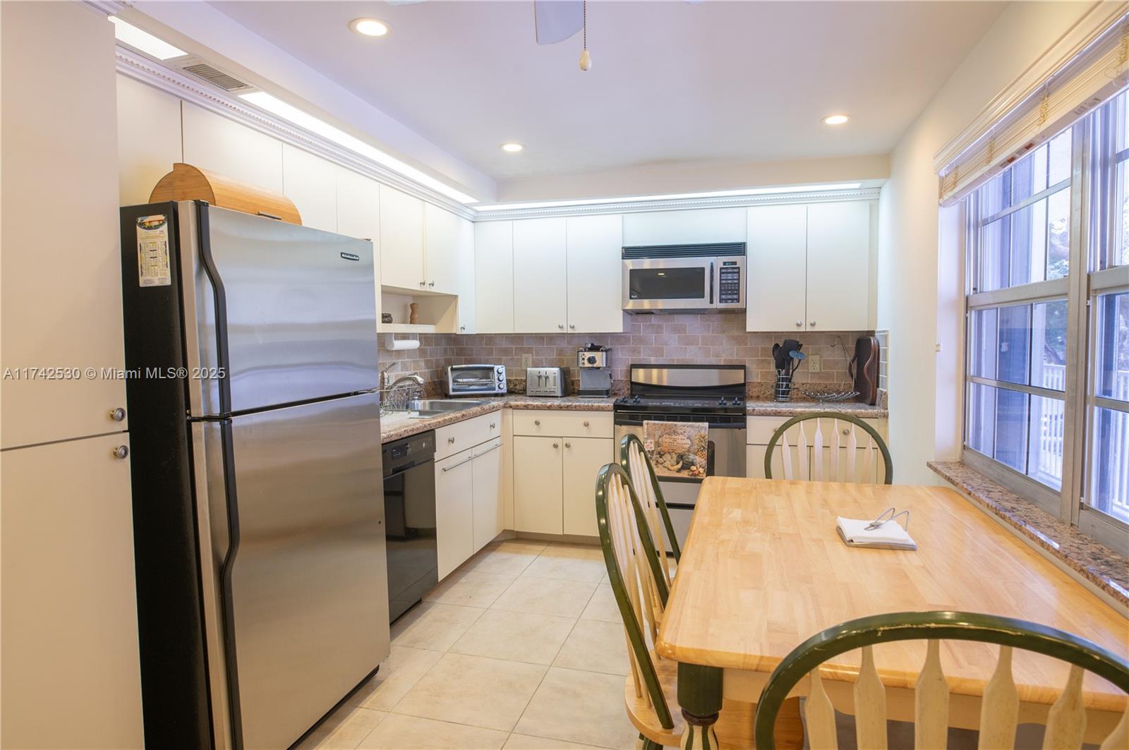 NO 14 PALM-AIRE COUNTRY C - Residential Lease