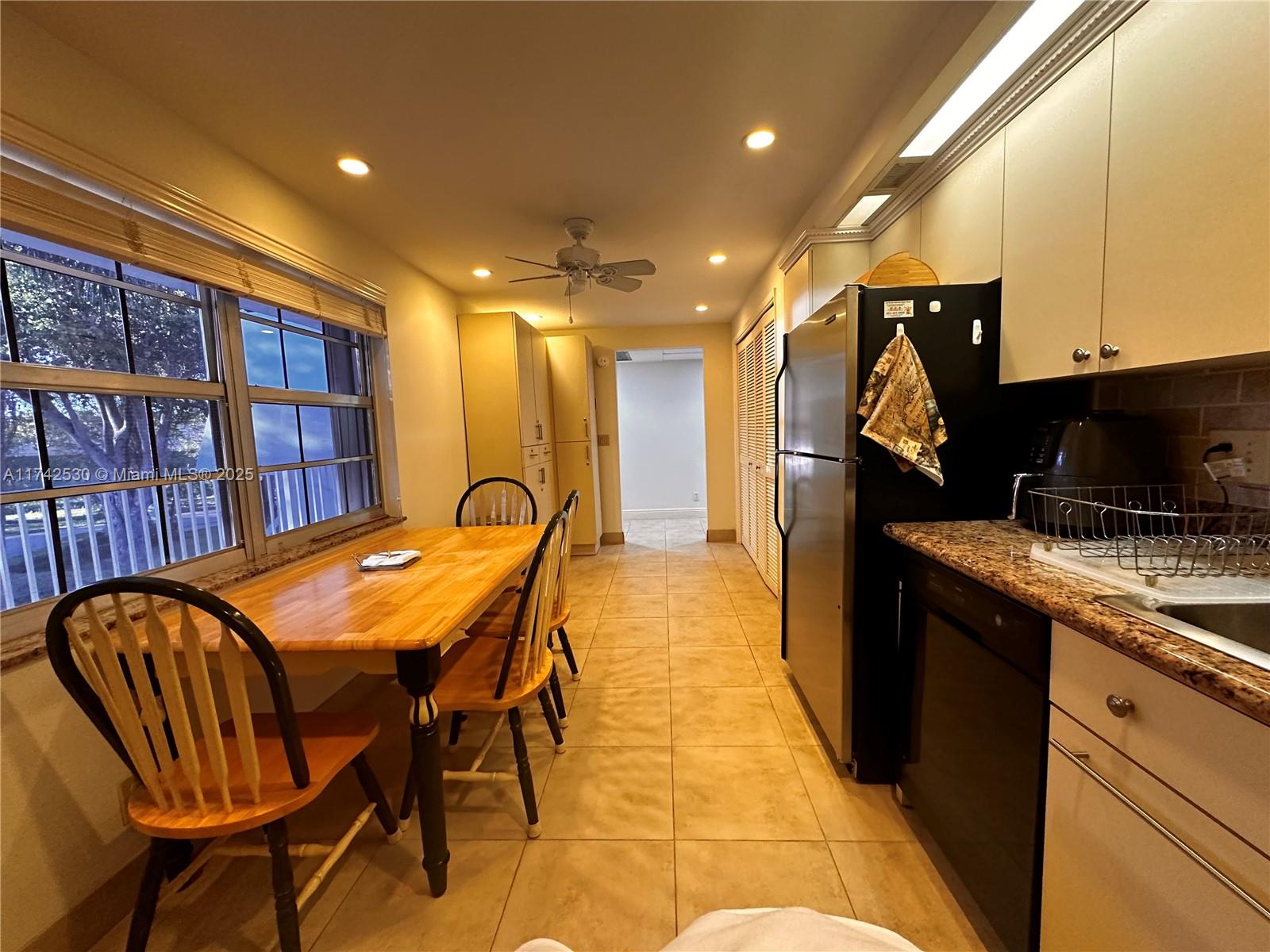 NO 14 PALM-AIRE COUNTRY C - Residential Lease