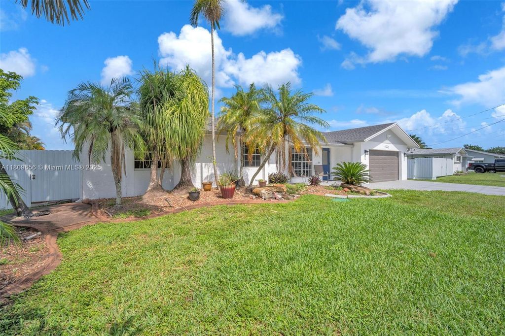 Photo of 4271 SW 67th Ter, Davie, FL 33314 (MLS # A11809656)