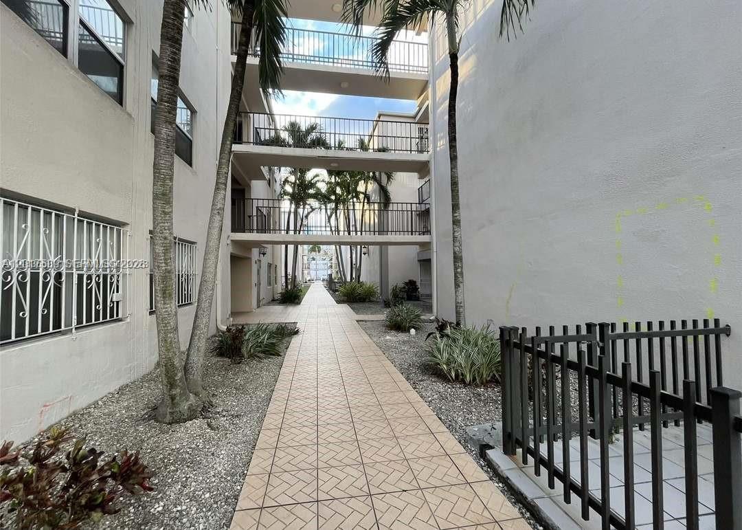 EL LAGO CONDO - Residential