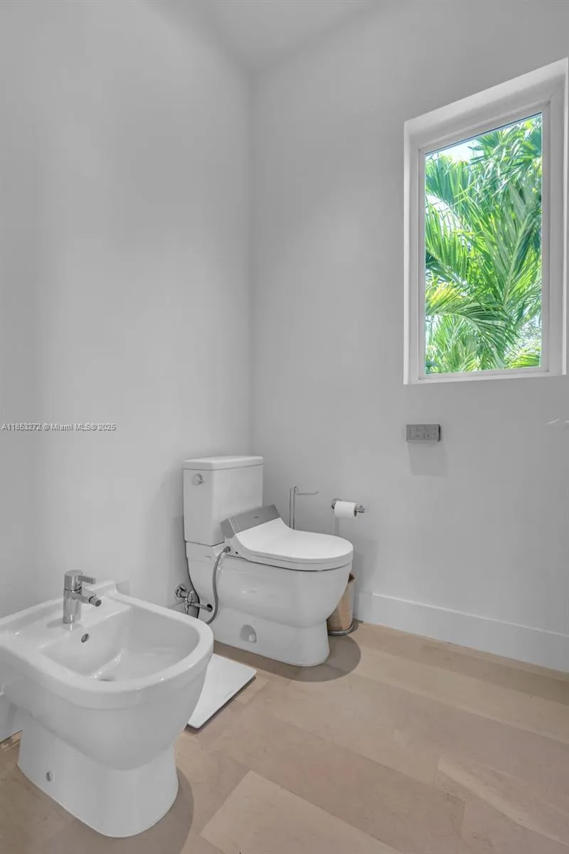 Key Biscayne, Florida 33149, United States, 6 Bedrooms Bedrooms, ,6 BathroomsBathrooms,Residential,Active,185537