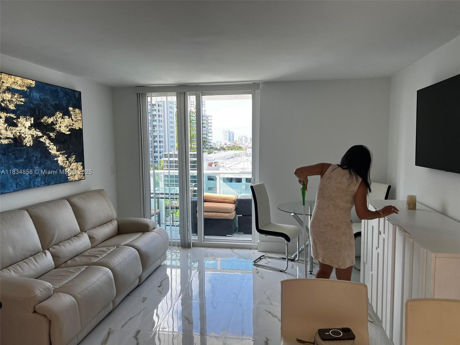 1035 West Ave 803