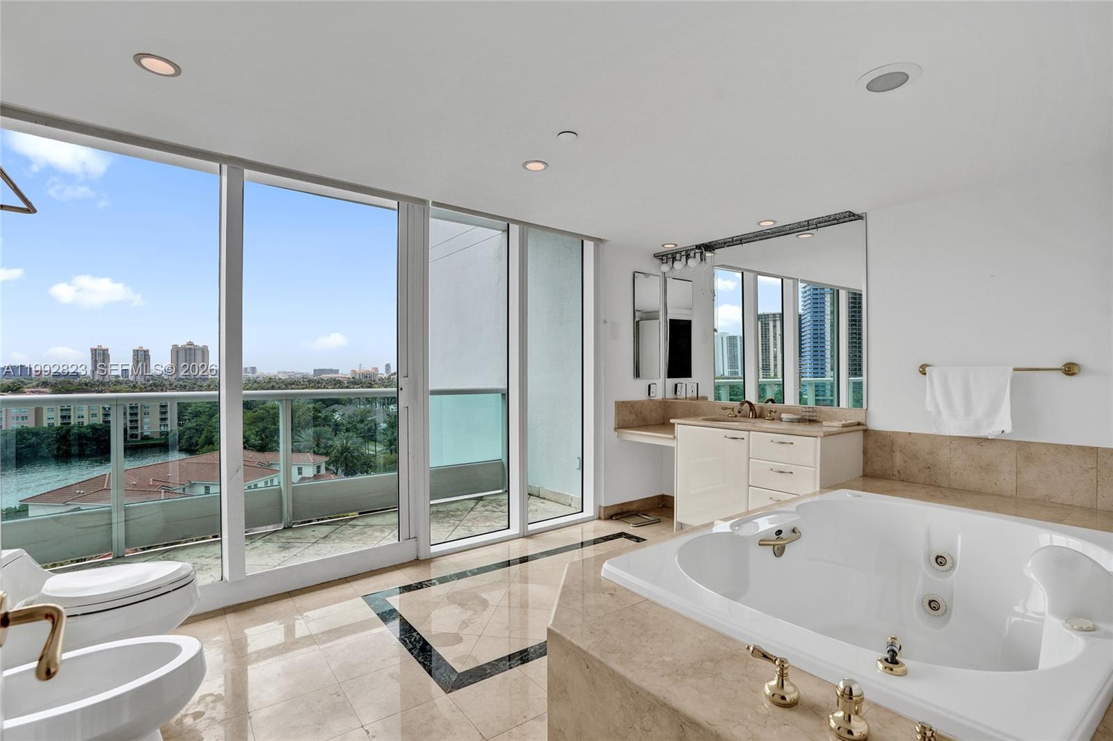 TOWERS OF PORTO VITA-SOUT - Residential Lease