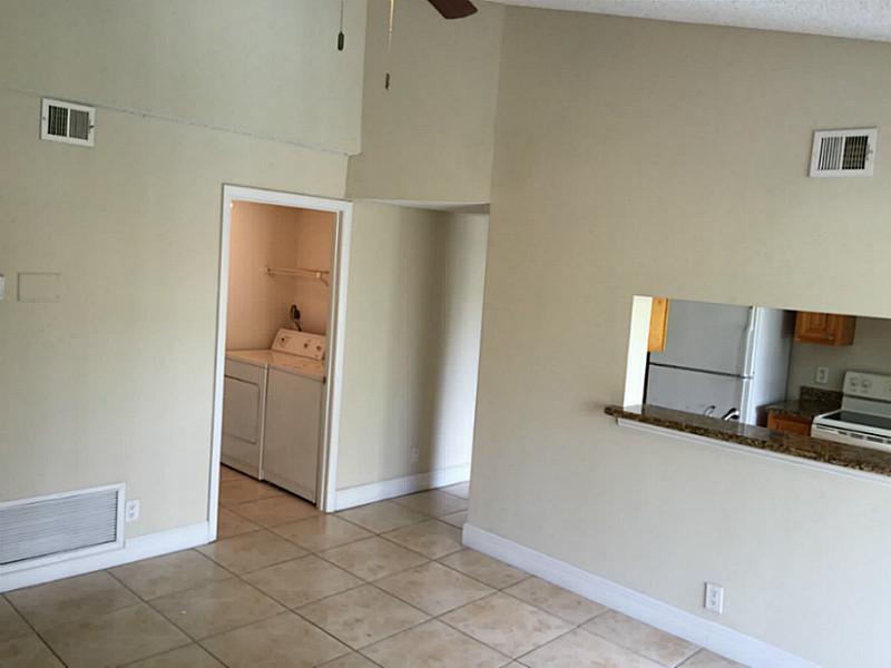 Nice unit 1/1 in a nice Condo. Easy to show!