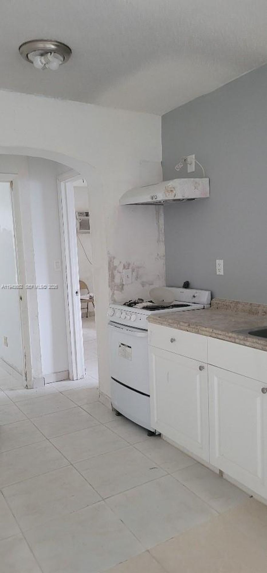 Beautiful fully independent duplex, ready for immediate occupancy. Features 2 spacious bedrooms and 2 full bathrooms, offering comfort and privacy. Located in an excellent area with easy access to shopping, transportation, and essential services. Ideal for those seeking a well-located, functional home in great condition.