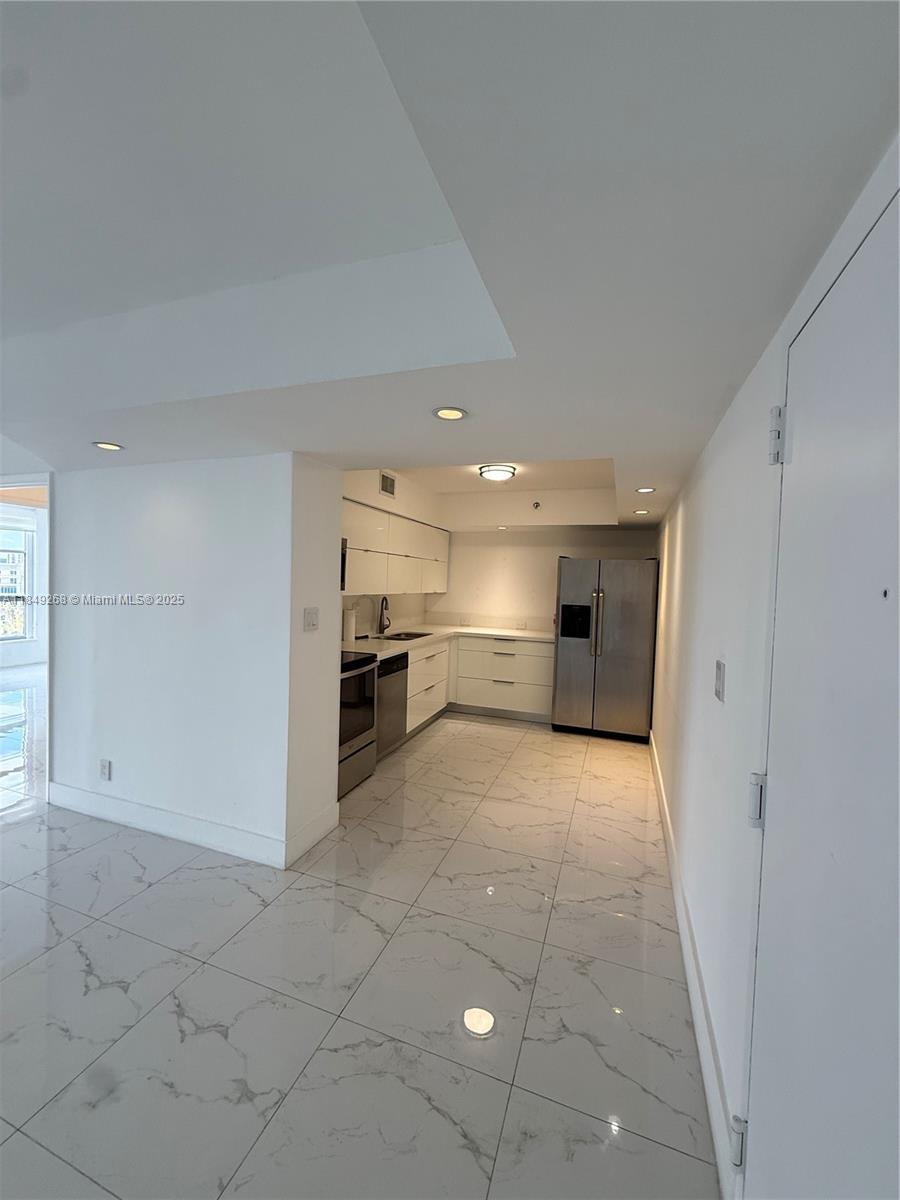 3600 Mystic Pointe Dr 1611