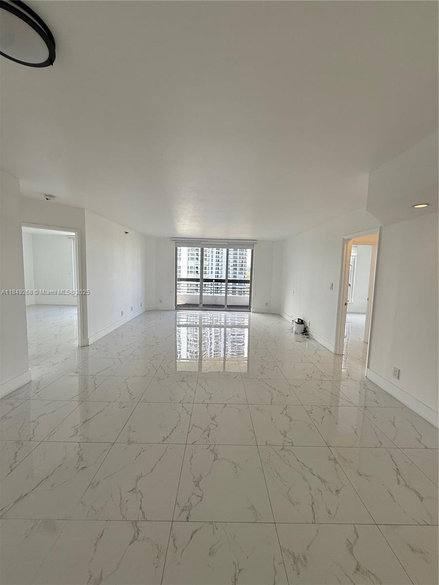 3600 Mystic Pointe Dr 1611