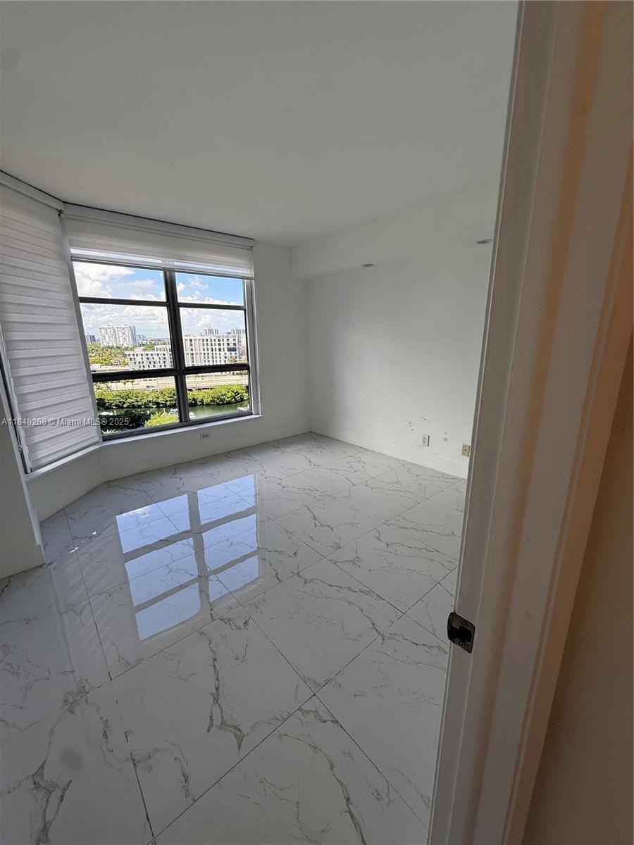 3600 Mystic Pointe Dr 1611