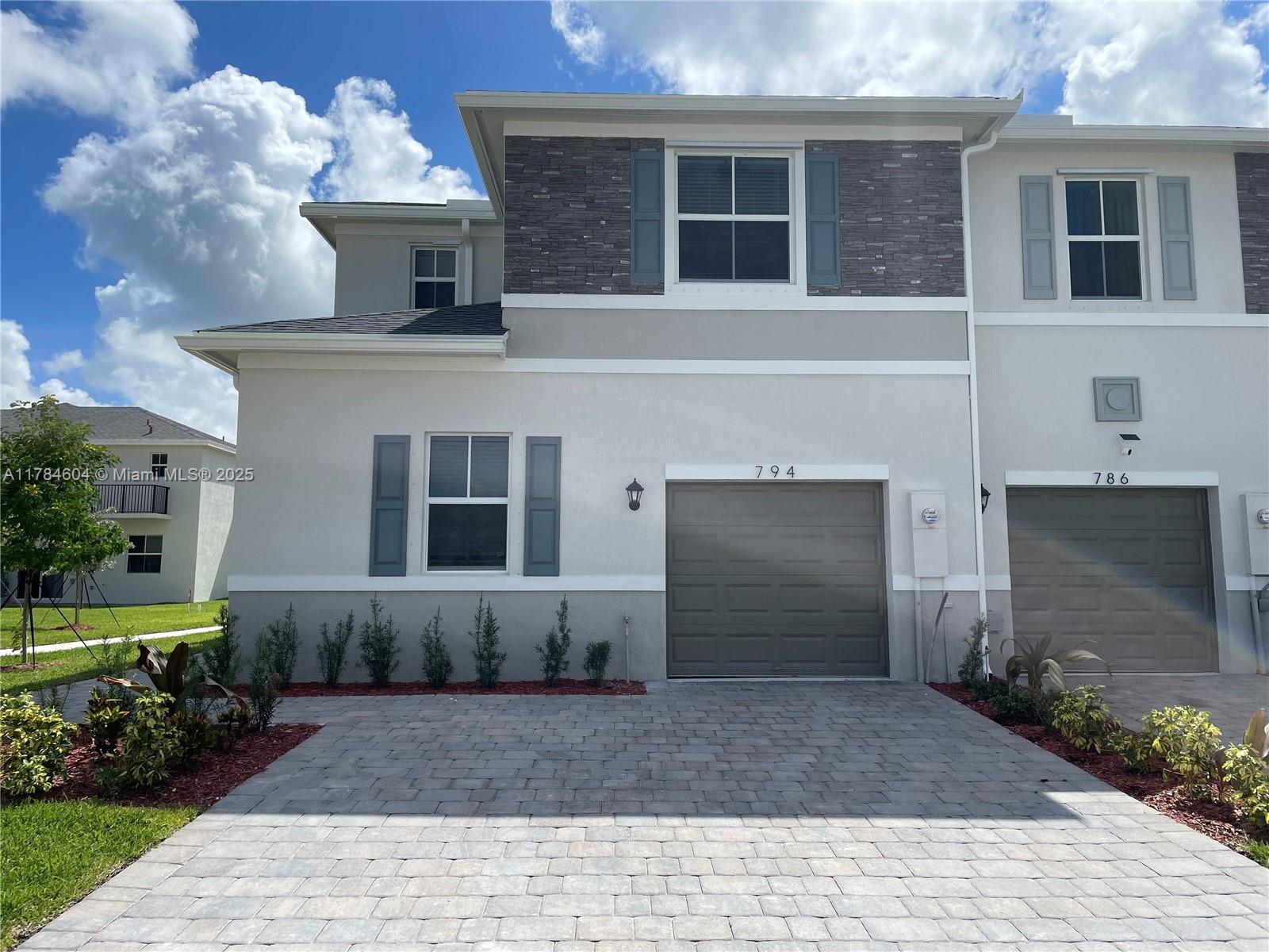 Rental Property at 794 Se 18th St, Homestead, Miami-Dade County, Florida - Bedrooms: 4 
Bathrooms: 3  - $3,900 MO.