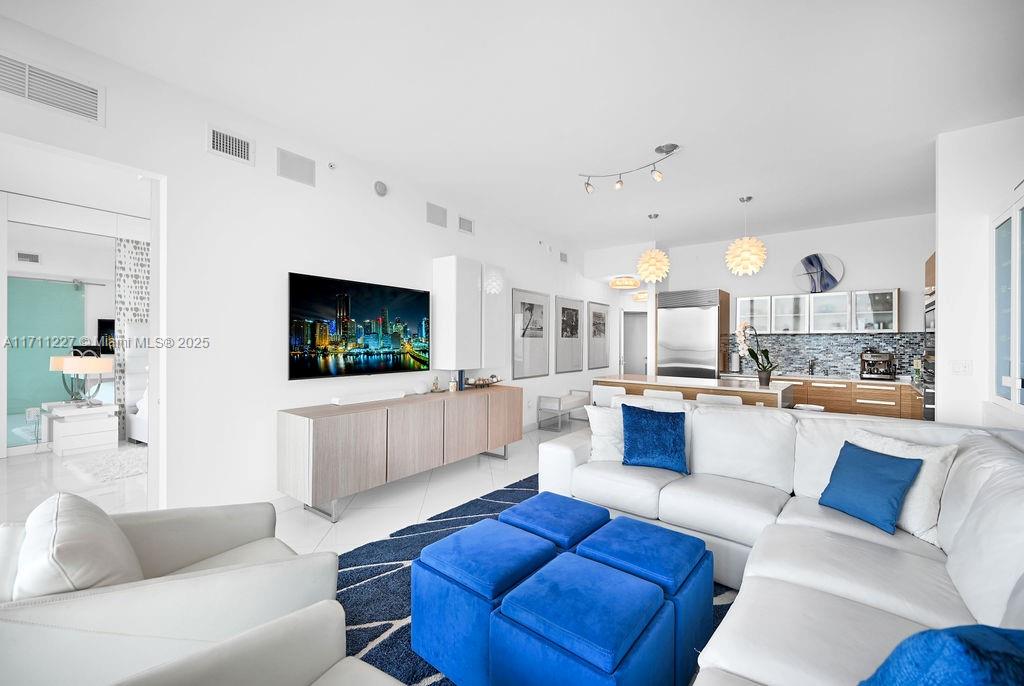 PARAMOUNT BAY CONDO - Residential