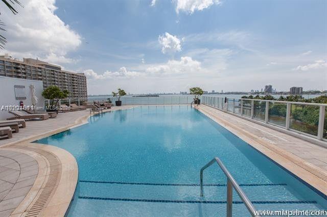 PARAMOUNT BAY CONDO - Residential