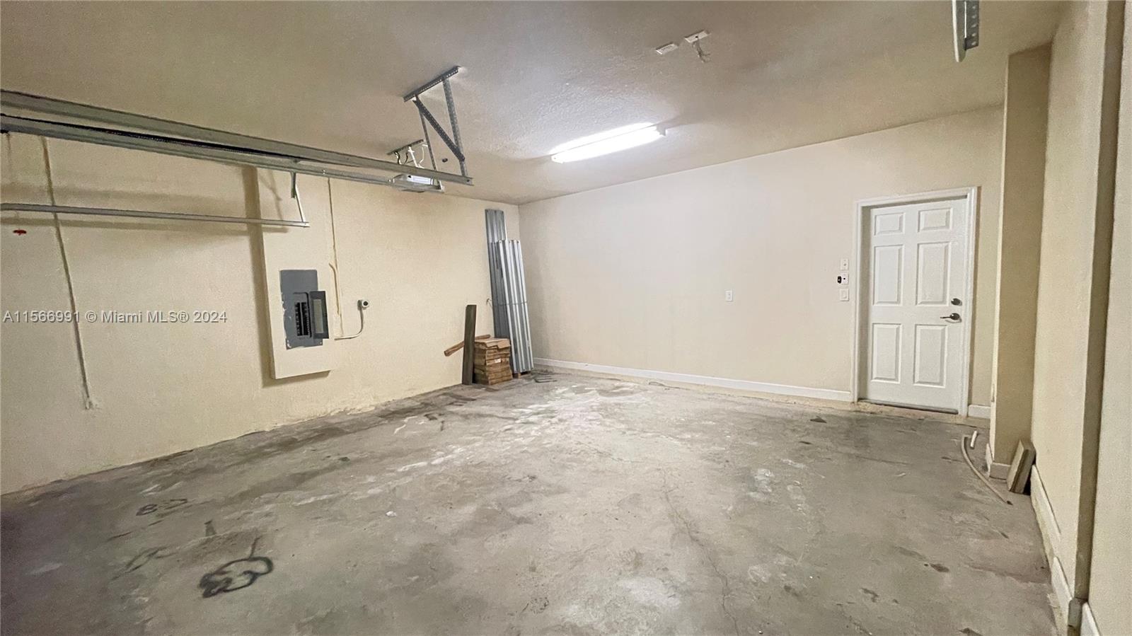 KENDALL COMMONS RESIDENTI - Residential Lease