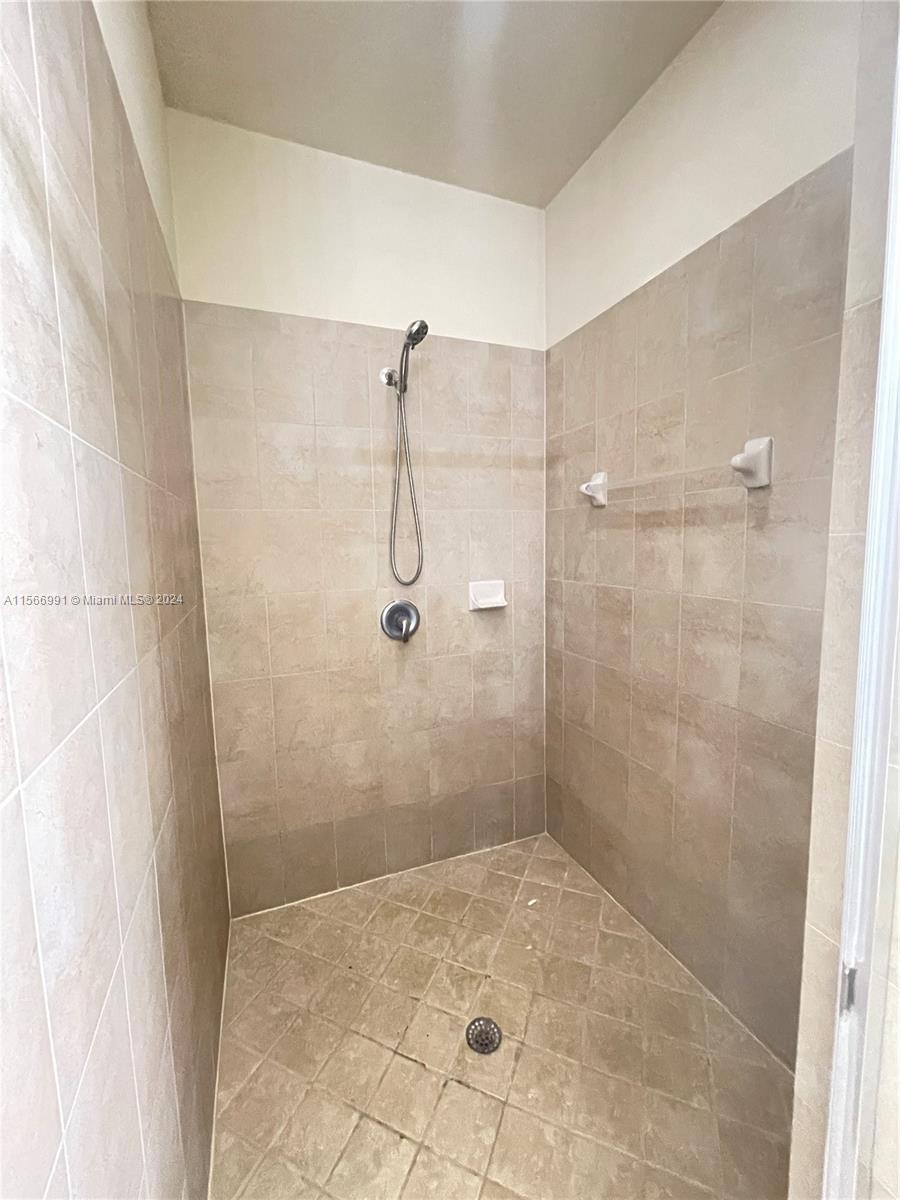 KENDALL COMMONS RESIDENTI - Residential Lease