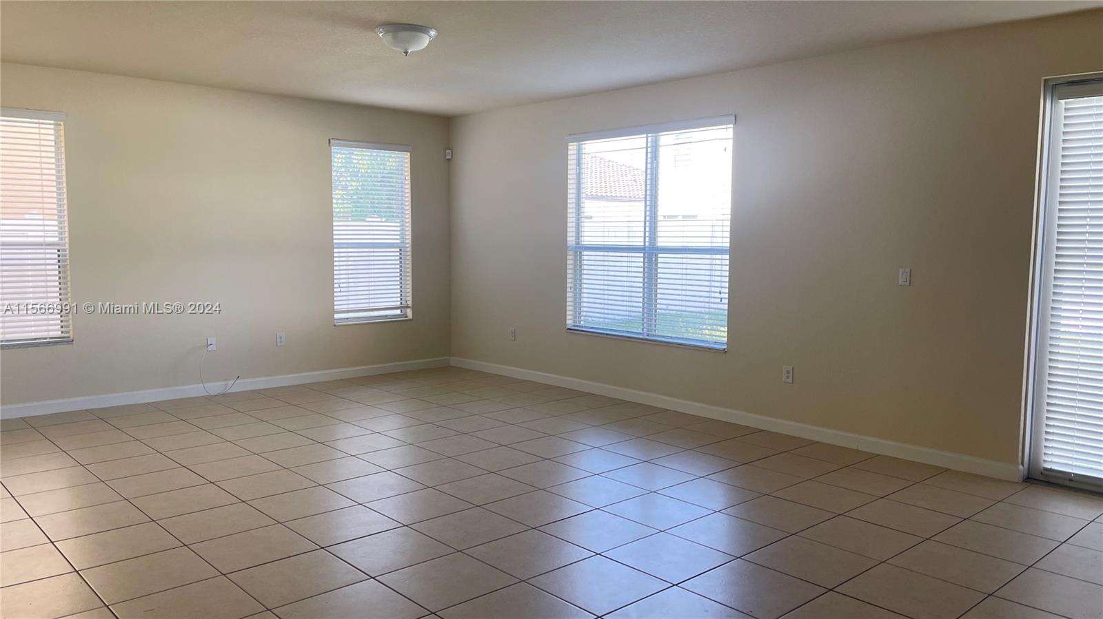 KENDALL COMMONS RESIDENTI - Residential Lease